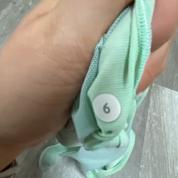 Lululemon Run: Hook Me Up Bra Size 6 - Picture 9 of 9